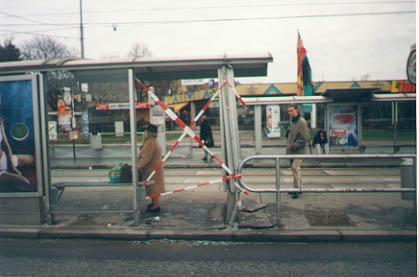 bild einer beschaedigten
strassenbahnhaltestelle